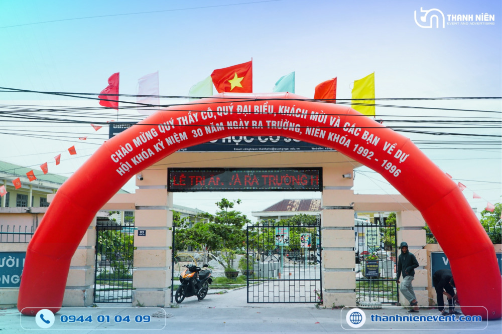 tổ chức hội khóa 30 năm Tổ chức hội khóa 30 năm Nghĩa An với cổng hơi chào mừng màu đỏ rực rỡ