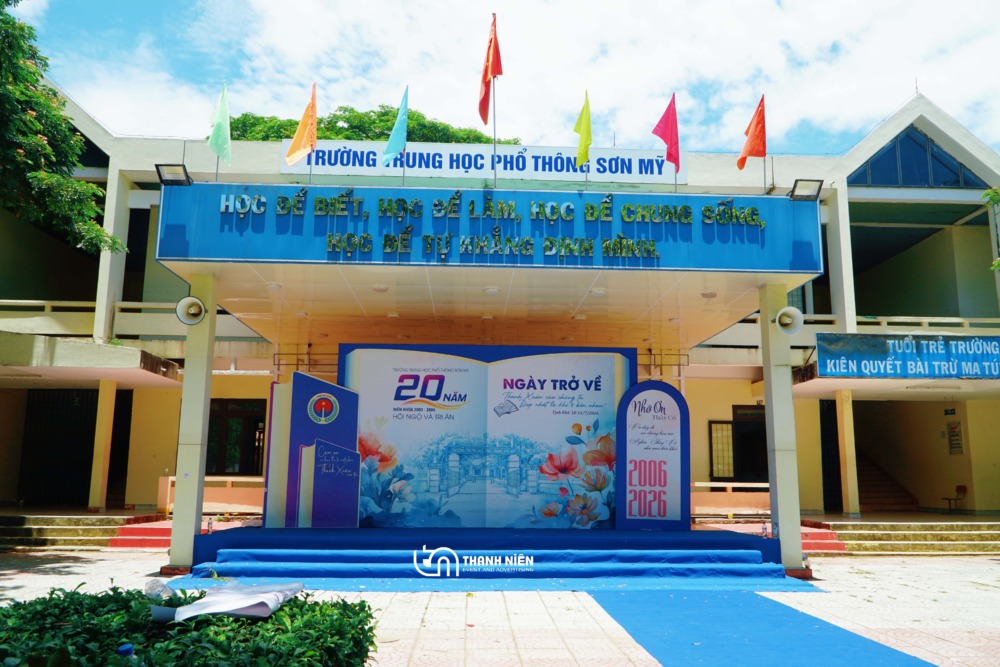 Tổ chức hội khóa 20 năm với Khu vực Đón khách & Photo Booth check-in sáng tạo